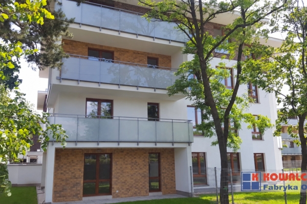 Poprzeczna Warszawa – budynek Anin Residence z oknami i balkonami, realizacja Kowalczyk Fabryka Okien