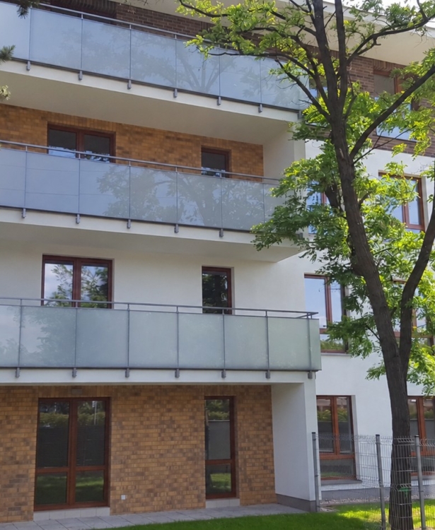 Poprzeczna Warszawa – budynek Anin Residence z oknami i balkonami, realizacja Kowalczyk Fabryka Okien